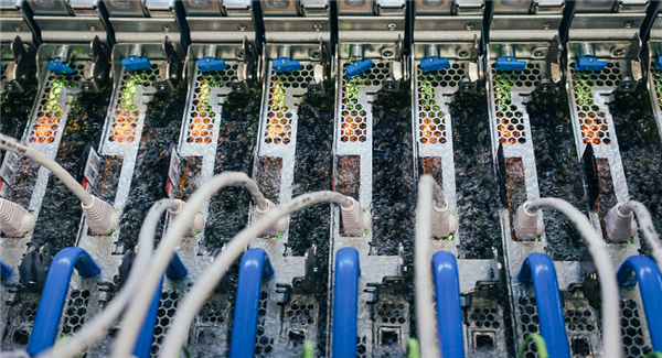 為更好地散熱，微軟將服務(wù)器浸入液體中