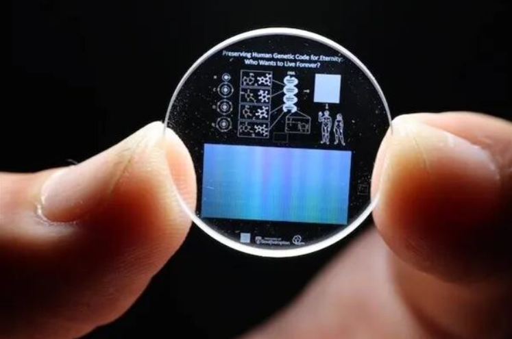 玻璃硬盤數(shù)據(jù)中心要來了！單塊容量360TB、壽命138億年