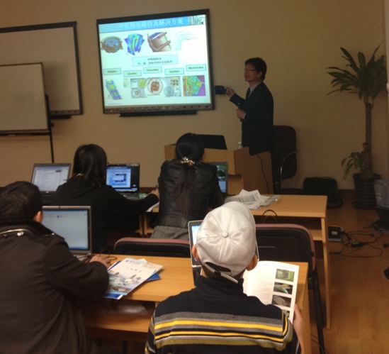 ?；萍几笨偨?jīng)理魏隨利先生介紹海基科技在仿真領(lǐng)域的成果