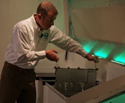 工作人員將服務(wù)器浸入礦物油