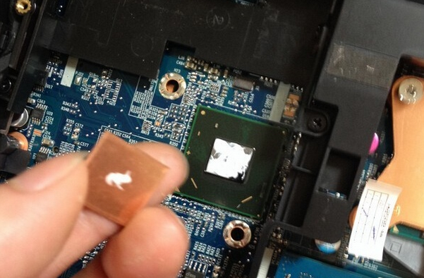 硅脂涂抹在散熱銅片上備用